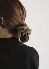 画像をギャラリービューアに読み込む, Mat-LEATHER(Greige)