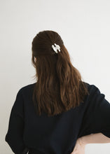 画像をギャラリービューアに読み込む, CLASSIC HAIR CLAW 02(Ivory)
